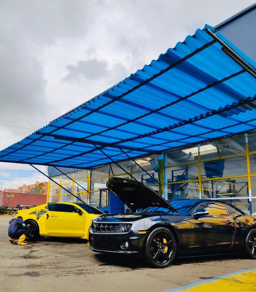 Vehículos siendo atendidos en Maxi Wash Autolavado, Bogotá